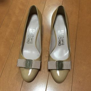 サルヴァトーレフェラガモ(Salvatore Ferragamo)のフェラガモ パテント パンプス ベージュ CARLA(ハイヒール/パンプス)