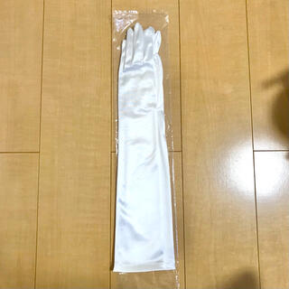 【美品】結婚式 ロンググローブ サテン 肘上 50cm(ウェディングドレス)