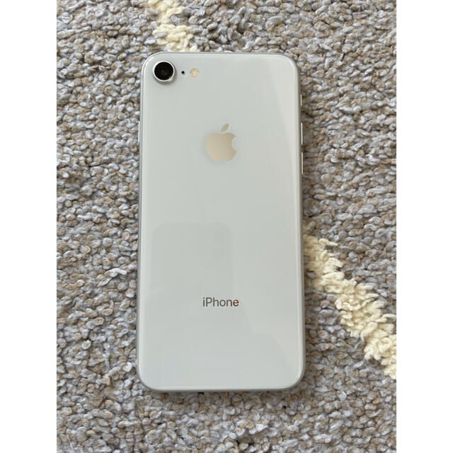 Apple(アップル)のiPhone8 64gb シルバー　美品　simフリー版　Apple購入品 スマホ/家電/カメラのスマートフォン/携帯電話(スマートフォン本体)の商品写真