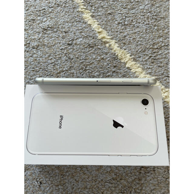 Apple(アップル)のiPhone8 64gb シルバー　美品　simフリー版　Apple購入品 スマホ/家電/カメラのスマートフォン/携帯電話(スマートフォン本体)の商品写真