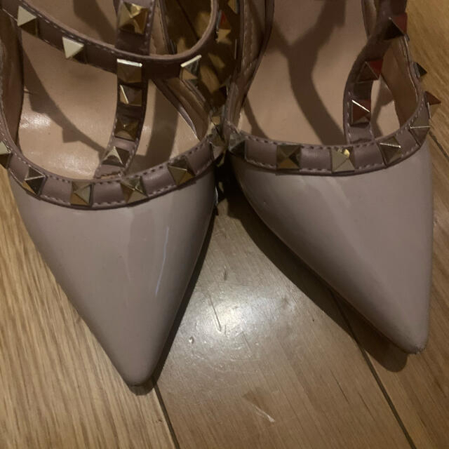 GYDA(ジェイダ)のバレンティノ風 パンプス スタッズ ベージュ レディースの靴/シューズ(ハイヒール/パンプス)の商品写真