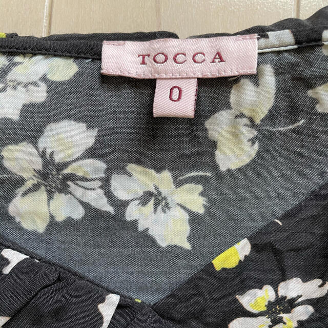 TOCCA(トッカ)の美品　TOCCA　トッカ　洗えるお花プリント　フリルトップス レディースのトップス(カットソー(半袖/袖なし))の商品写真