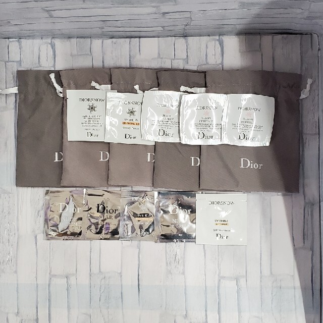 Dior(ディオール)のディオール　ノベルティー　試供品　巾着 コスメ/美容のスキンケア/基礎化粧品(美容液)の商品写真