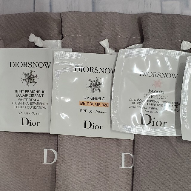 Dior(ディオール)のディオール　ノベルティー　試供品　巾着 コスメ/美容のスキンケア/基礎化粧品(美容液)の商品写真