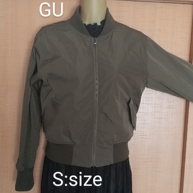 GU(ジーユー)のGU ジーユー ブルゾン:カーキ色:Sサイズ レディースのジャケット/アウター(ブルゾン)の商品写真