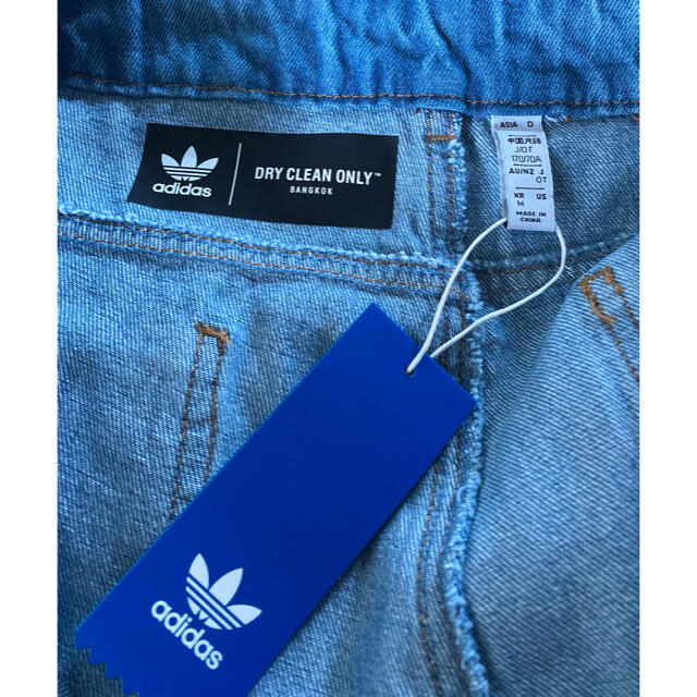 adidas(アディダス)のadidas originalsドライクリーンオンリー/デニム/クリアブルー×白 レディースのパンツ(デニム/ジーンズ)の商品写真