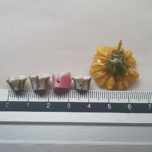ビーズパーツ 花とひまわり ハンドメイドの素材/材料(各種パーツ)の商品写真