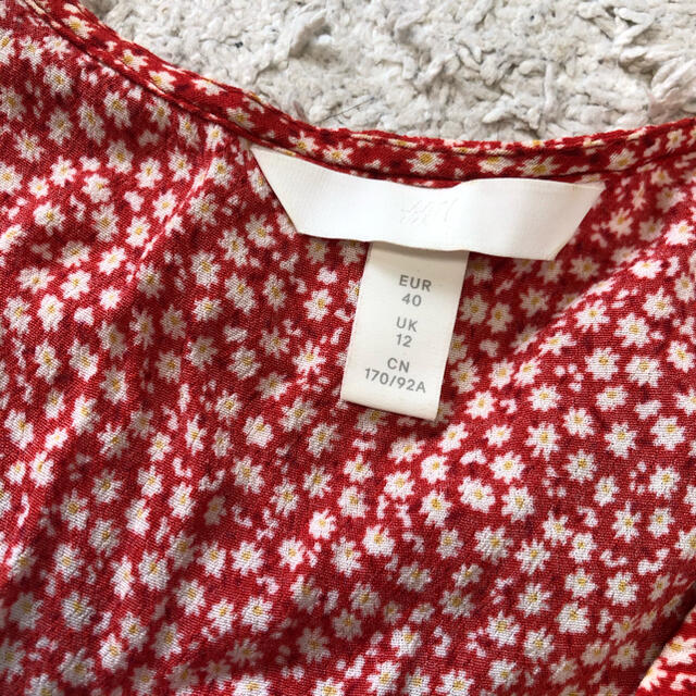 H&M(エイチアンドエム)のH&M 小花柄　ブラウス レディースのトップス(シャツ/ブラウス(半袖/袖なし))の商品写真