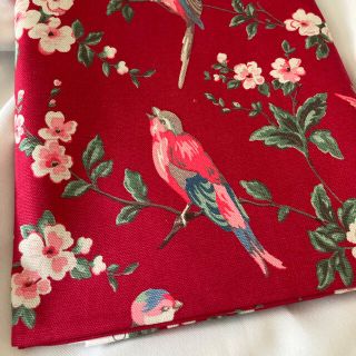 キャスキッドソン(Cath Kidston)のキャスキッドソン　生地　布　帆布　デニム　レッド×カラフルバード(生地/糸)