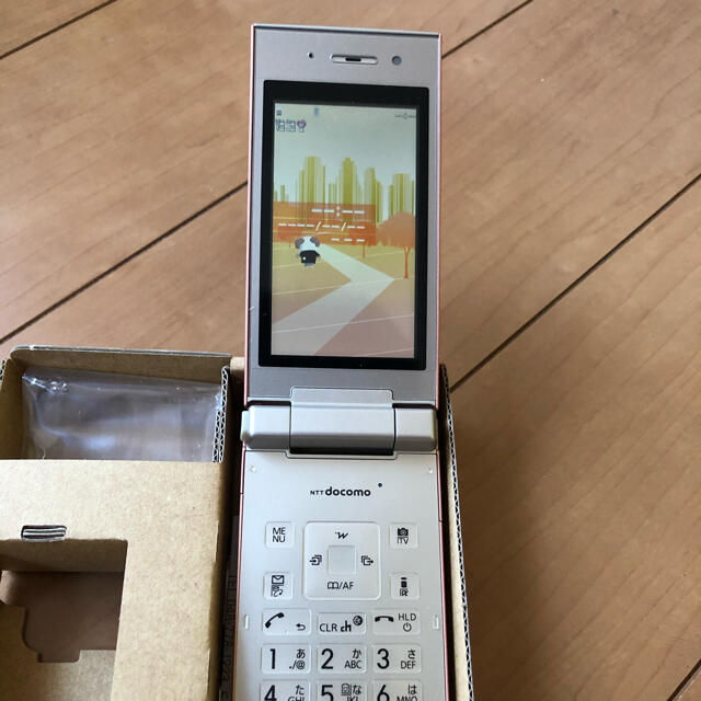 Panasonic(パナソニック)のdocomo P-01C ローズゴールド　新品未使用 スマホ/家電/カメラのスマートフォン/携帯電話(携帯電話本体)の商品写真