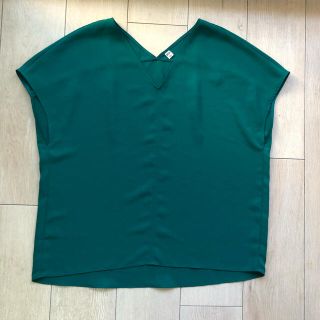 ユニクロ(UNIQLO)のカットソー vネック グリーン UNIQLO(カットソー(半袖/袖なし))