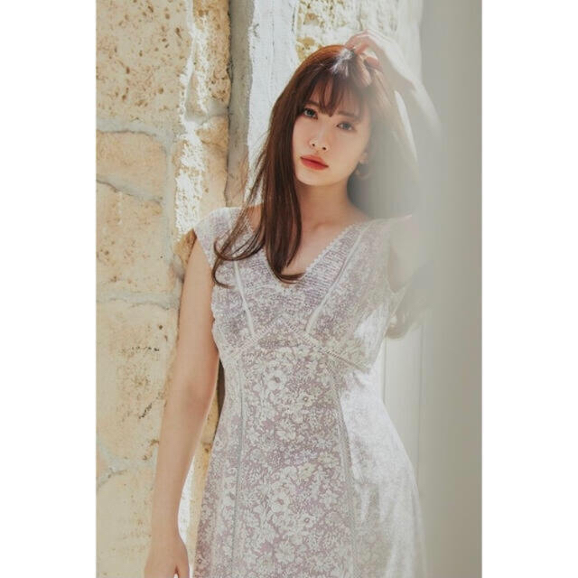 Her lip to Lace Trimmed Floral Dress-