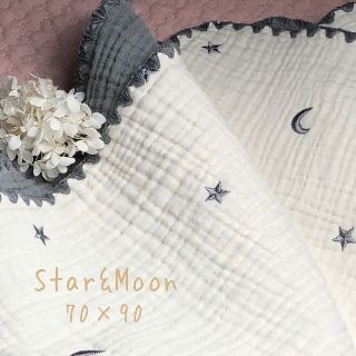 星と月ブルーグレー刺繍6重ガーゼケット おくるみ  韓国イブル  70× 90(おくるみ/ブランケット)