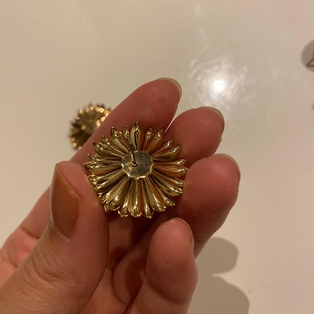 ZARA(ザラ)のひまわり　花　ピアス レディースのアクセサリー(ピアス)の商品写真