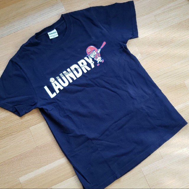 LAUNDRY(ランドリー)のランドリー×カープ　Ｔシャツ　S スポーツ/アウトドアの野球(記念品/関連グッズ)の商品写真