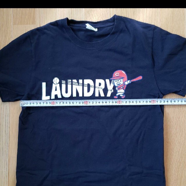 LAUNDRY(ランドリー)のランドリー×カープ　Ｔシャツ　S スポーツ/アウトドアの野球(記念品/関連グッズ)の商品写真