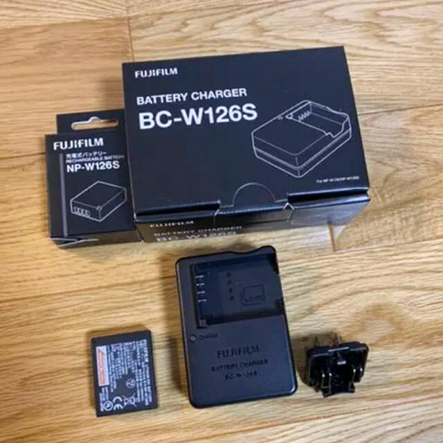 富士フイルム(フジフイルム)の【sanoto様専用】充電器BC-W126S + NP-W126S セット スマホ/家電/カメラのスマートフォン/携帯電話(バッテリー/充電器)の商品写真