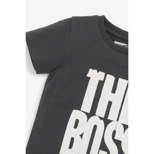 NEXT(ネクスト)の【新品】ブラック The Boss 文字プリント入りTシャツ（ヤンガー） キッズ/ベビー/マタニティのベビー服(~85cm)(Ｔシャツ)の商品写真