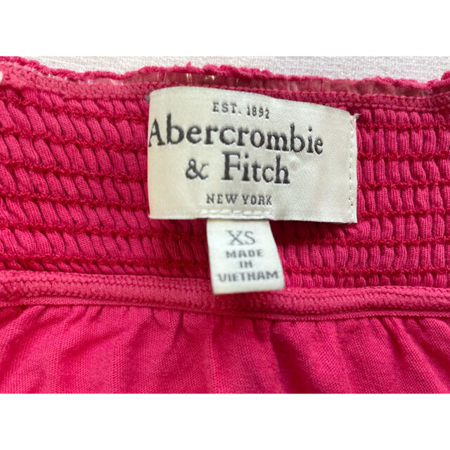 Abercrombie&Fitch(アバクロンビーアンドフィッチ)の《美品》Abercrombie &Fitch アバクロ　レッド カットソー レディースのトップス(Tシャツ(半袖/袖なし))の商品写真