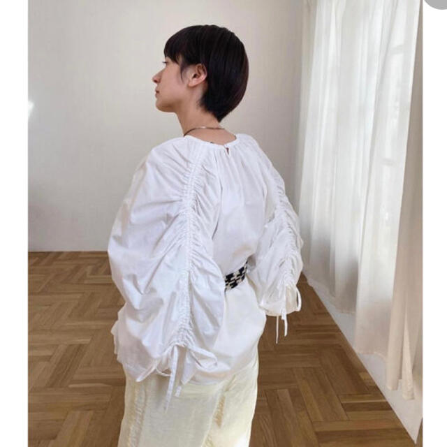 ENFOLD(エンフォルド)のCLANE / BACK GATHER VOLUME TOPS レディースのトップス(シャツ/ブラウス(長袖/七分))の商品写真