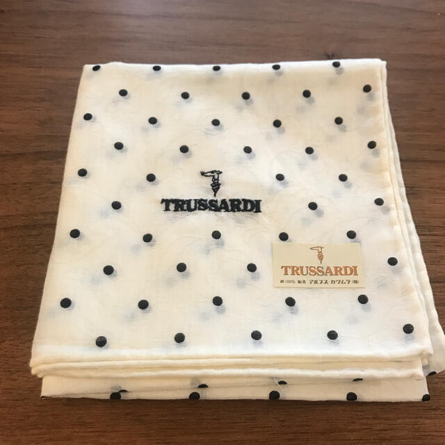 Trussardi(トラサルディ)の新品　トラサルディ　ハンカチ  はんかち　花柄　ブランド　女性 レディースのファッション小物(ハンカチ)の商品写真