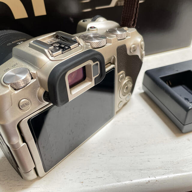 Canon(キヤノン)のEOS RP GOLD RF35 MACRO IS STM マウントアダプタ スマホ/家電/カメラのカメラ(ミラーレス一眼)の商品写真