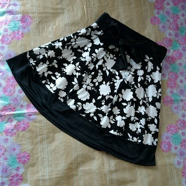 ef-de(エフデ)のさおり様。新品モノトーン花柄スカート♡ レディースのスカート(ひざ丈スカート)の商品写真
