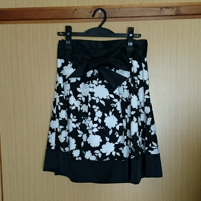 ef-de(エフデ)のさおり様。新品モノトーン花柄スカート♡ レディースのスカート(ひざ丈スカート)の商品写真