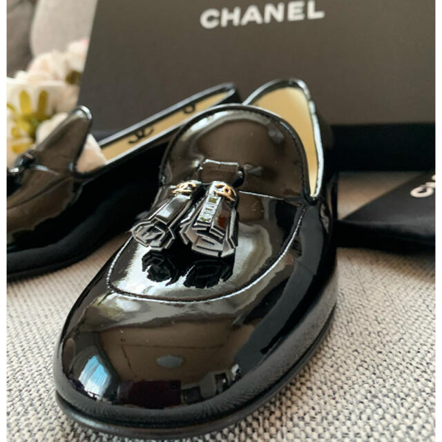 CHANEL(シャネル)のCHANELエナメル本革靴　34.5希少&貴重✨細身22.5cmの方もOK✨ レディースの靴/シューズ(ローファー/革靴)の商品写真
