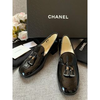 シャネル(CHANEL)のCHANELエナメル本革靴　34.5希少&貴重✨細身22.5cmの方もOK✨(ローファー/革靴)