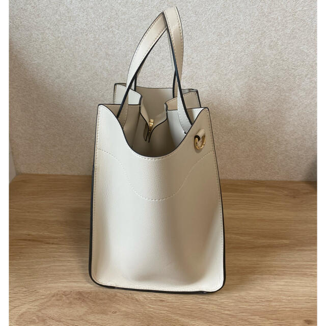 ノスタルジア　扇形トートバッグ　アパートニット レディースのバッグ(ハンドバッグ)の商品写真
