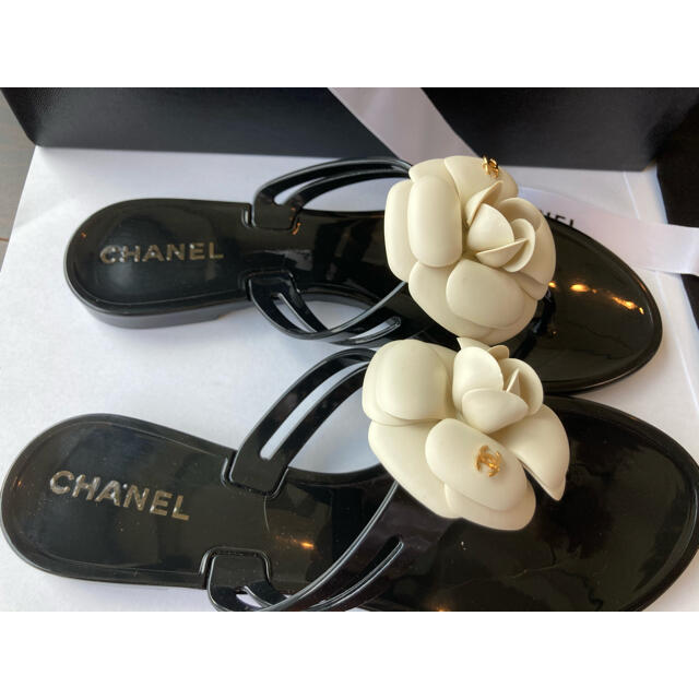 CHANEL(シャネル)の※あや様専用【美品】CHANEL ビーチサンダル カメリア オフホワイト レディースの靴/シューズ(ビーチサンダル)の商品写真