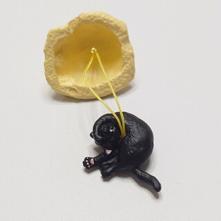 黒猫 フィギュア ストラップ 毛布の下で丸くなる猫(その他)
