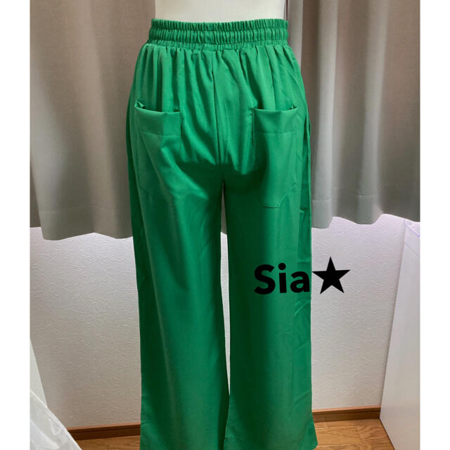 グリーン　フルイドパンツ　ハイウエスト ストレート  緑　ズボン ZARA レディースのパンツ(カジュアルパンツ)の商品写真