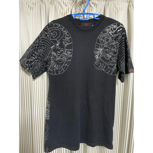 かなり渋い刺青 Tシャツ　　中古　　サイズM レディースのトップス(Tシャツ(半袖/袖なし))の商品写真
