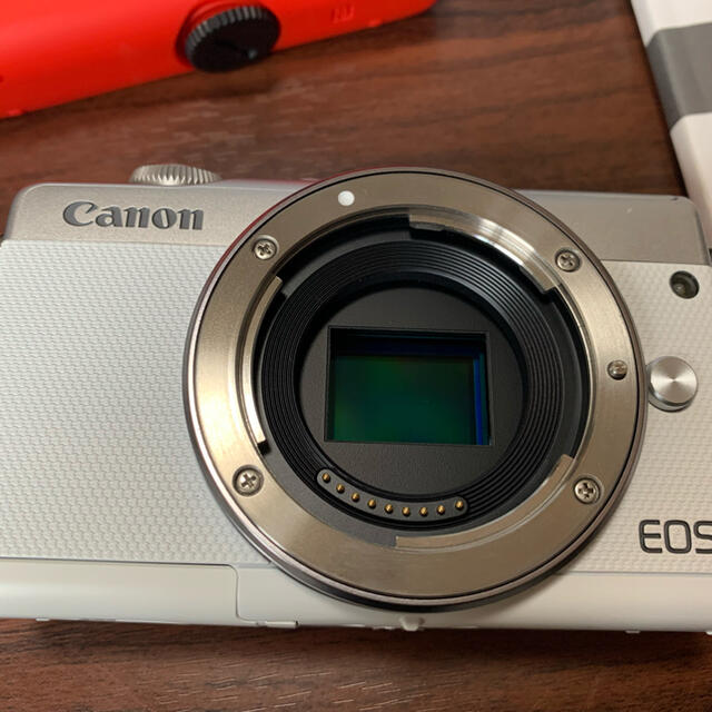 Canon EOS M100  本体、単焦点レンズのみ