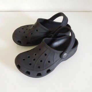 クロックス(crocs)のクロックス キッズ サンダル 黒 10-11(サンダル)