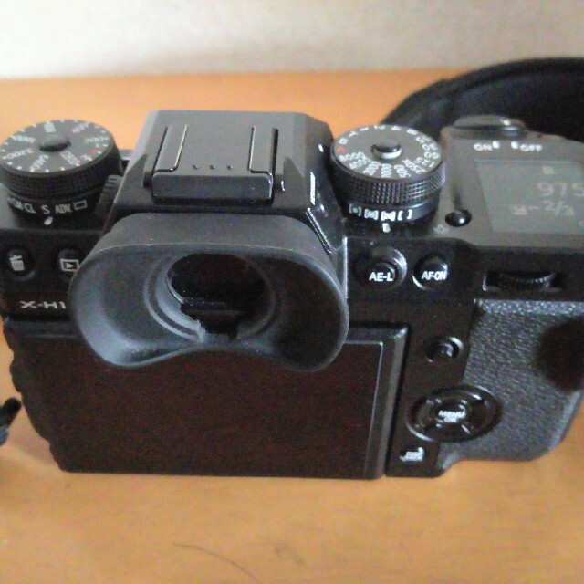 富士フイルム(フジフイルム)のFUJIFILM  X-H1    元箱付美品 スマホ/家電/カメラのカメラ(ミラーレス一眼)の商品写真