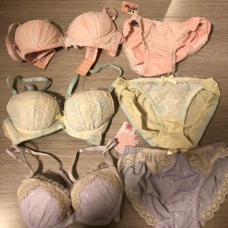 アンテシュクレ(intesucre)の女性用下着　ブラジャー上下セット 新品(ブラ&ショーツセット)