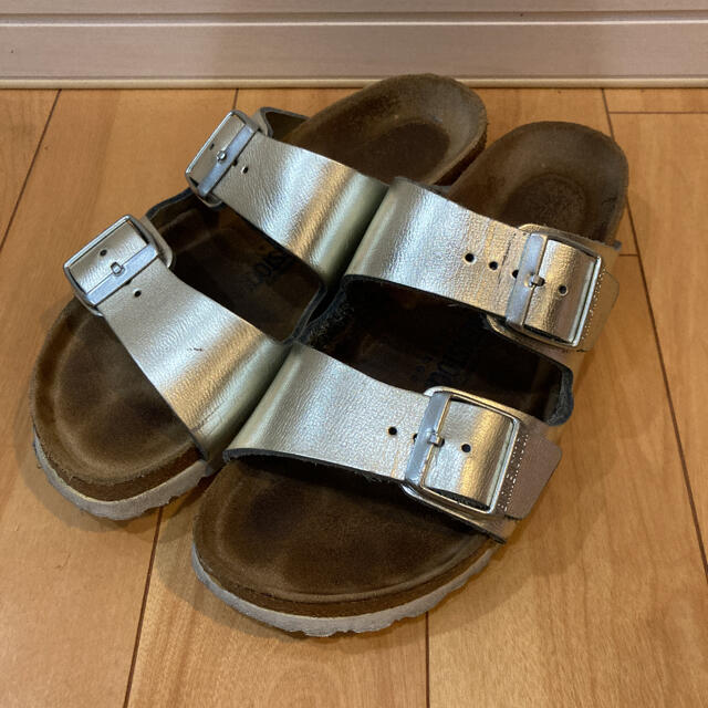 BIRKENSTOCK(ビルケンシュトック)のビルケンシュトック アリゾナ サンダル　38 シルバー　レザー レディースの靴/シューズ(サンダル)の商品写真