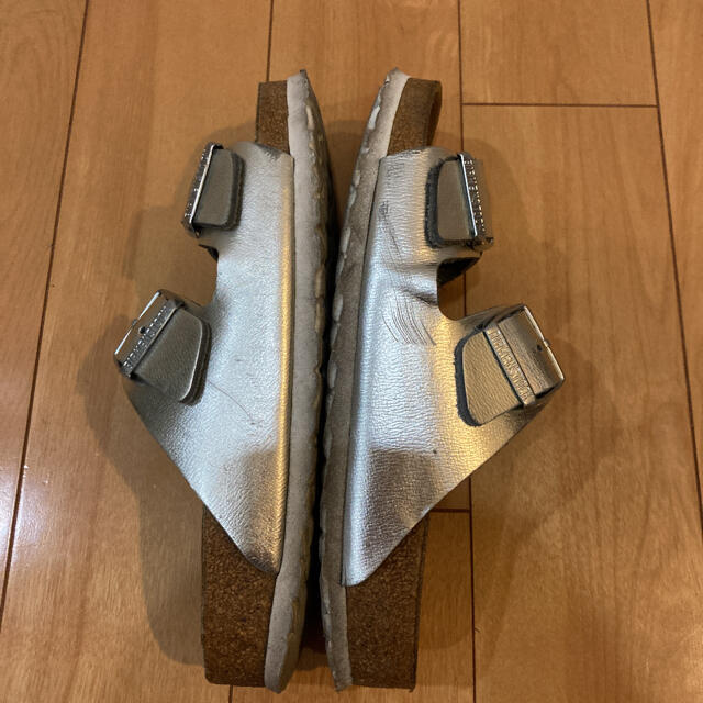 BIRKENSTOCK(ビルケンシュトック)のビルケンシュトック アリゾナ サンダル　38 シルバー　レザー レディースの靴/シューズ(サンダル)の商品写真