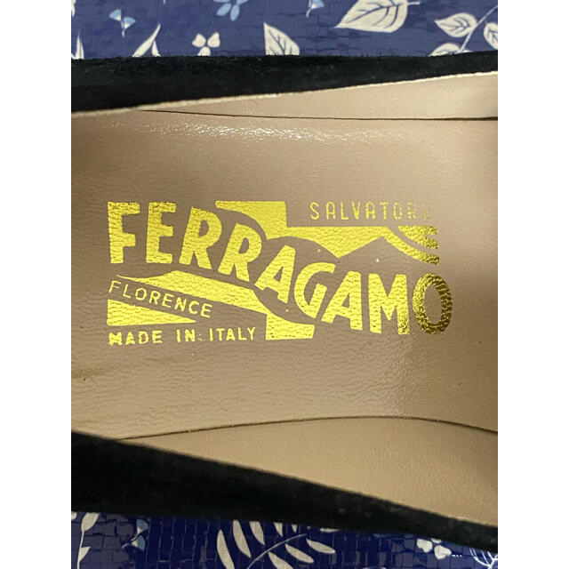 Salvatore Ferragamo(サルヴァトーレフェラガモ)の🉐Ferragamo フェラガモ　スゥエード　パンプス　黒 レディースの靴/シューズ(ハイヒール/パンプス)の商品写真