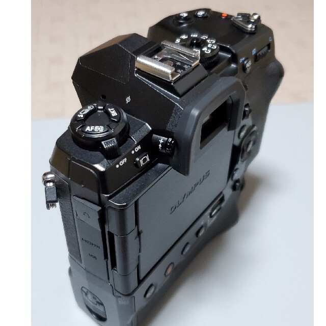 OLYMPUS(オリンパス)の期間限定値下げオリンパスOM-D E-M1X 中古 ストロボ付き スマホ/家電/カメラのカメラ(ミラーレス一眼)の商品写真