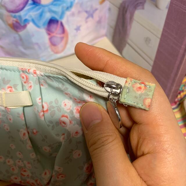 LAURA ASHLEY(ローラアシュレイ)の未使用品　ローラアシュレイ　ポーチとハンカチSET レディースのファッション小物(ポーチ)の商品写真