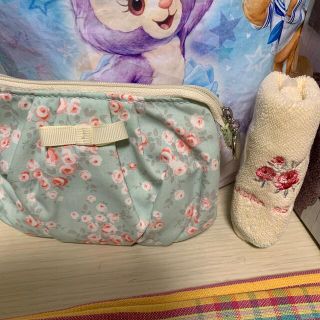 ローラアシュレイ(LAURA ASHLEY)の未使用品　ローラアシュレイ　ポーチとハンカチSET(ポーチ)