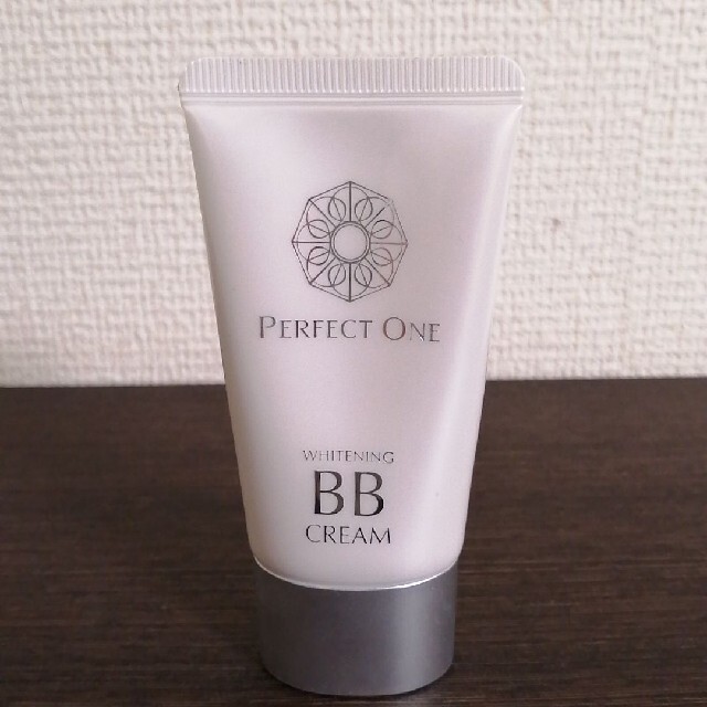 PERFECT ONE(パーフェクトワン)のパーフェクトワン薬用ホワイトニングBBクリームピンクナチュラル25g コスメ/美容のベースメイク/化粧品(BBクリーム)の商品写真