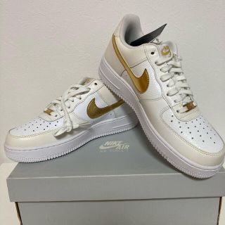 ナイキ(NIKE)の【値下げ】NIKE AIR FORCE1  ホワイト✖️ゴールド(スニーカー)