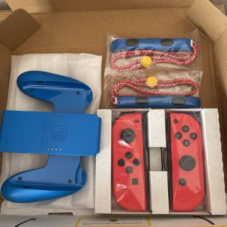 ニンテンドースイッチ(Nintendo Switch)の マリオレッドブルーバージョン新品未使用　 ジョイコン左右、グリップブルー(その他)