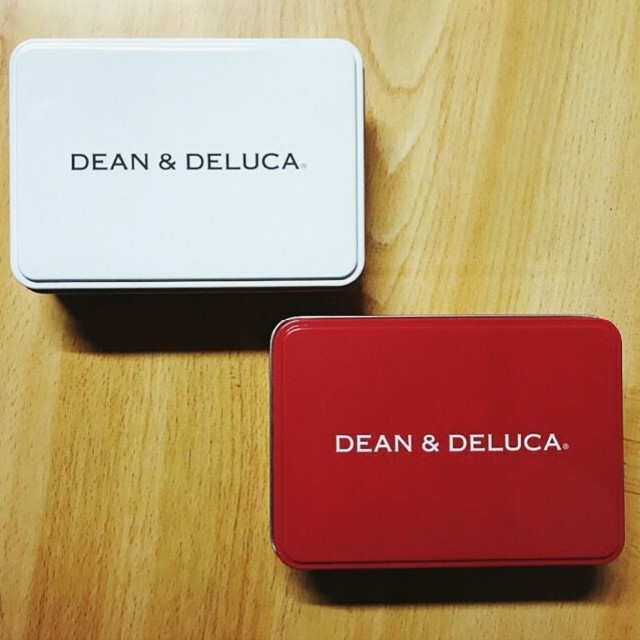 DEAN & DELUCA(ディーンアンドデルーカ)のDEAN&DELUCA ミニ缶 三色セット レッド ブラック ホワイト インテリア/住まい/日用品のインテリア小物(小物入れ)の商品写真