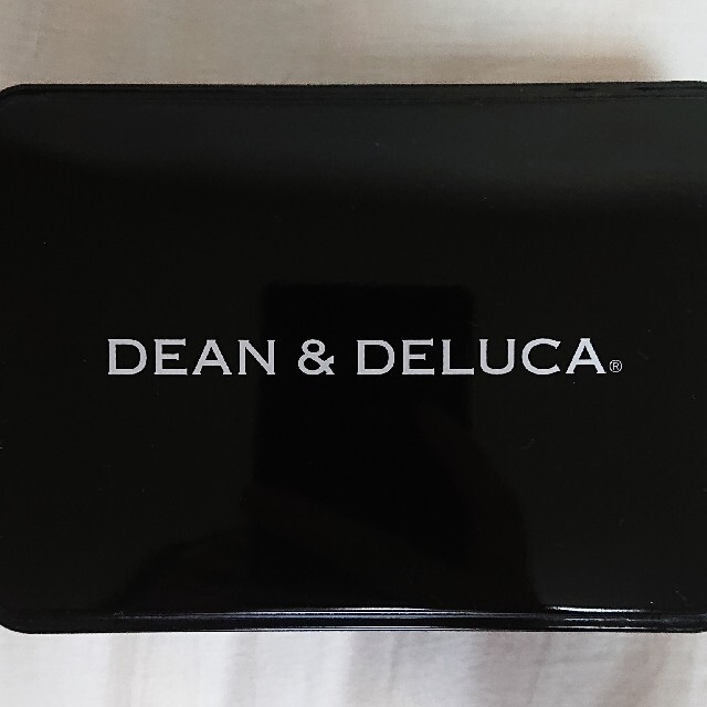 DEAN & DELUCA(ディーンアンドデルーカ)のDEAN&DELUCA ミニ缶 三色セット レッド ブラック ホワイト インテリア/住まい/日用品のインテリア小物(小物入れ)の商品写真